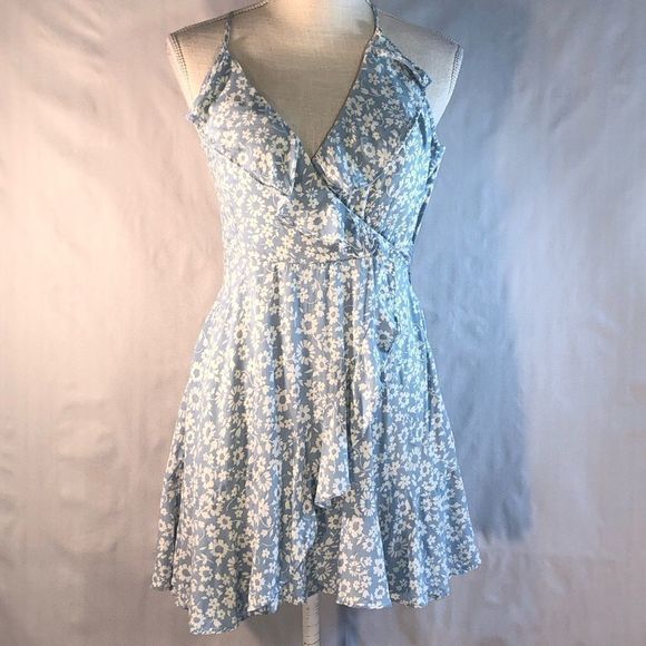 Kimchi Blue Dresses & Skirts - Kimchi Blue Blue and White Floral Faux Wrap Surplus Neckline Corset Back Size 0